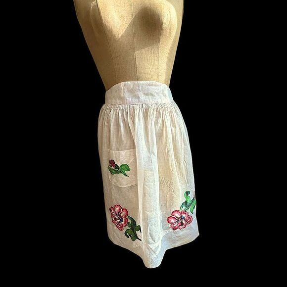 Vintage Pale Pink Sheer Cotton half apron embellished with floral patches - Picture 3 of 11